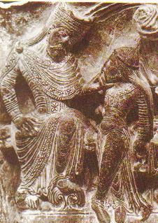 bas-relief français montrant Antipas, sur son trône, caressant le menton sa belle-fille Salomé.